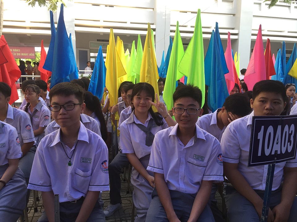Phó Thủ tướng Trương Hòa Bình tặng mũ bảo hiểm cho học sinh nhân lễ khai giảng - 1 Học sinh trường THPT Võ Văn Kiệt háo hức trong lễ khai giảng