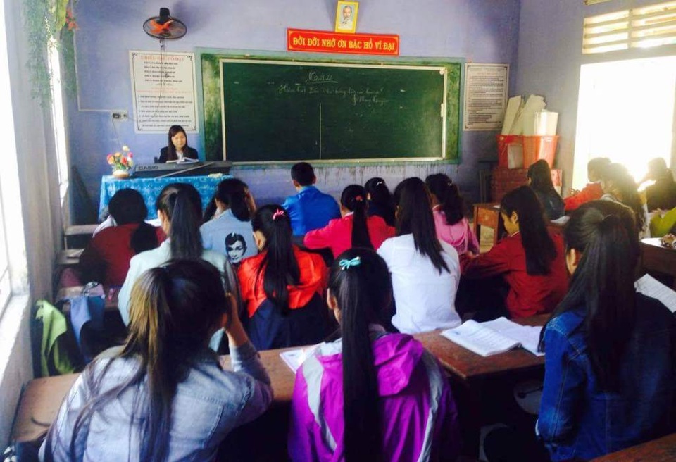Huế: Đầu năm mới nhiều nơi không có học sinh bỏ học đi làm - 1 Học sinh trường THCS Phú Đa, huyện Phú Vang tới lớp đầy đủ trong ngày học đầu năm mới 2017