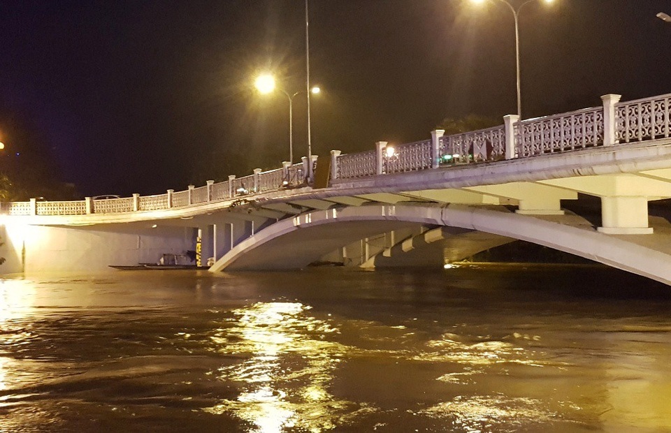 Ngày mai, HS-SV Huế sẽ tiếp tục nghỉ học nếu lũ vẫn lớn - 2 Nước sông Hương vẫn đang dâng cao gần báo động III