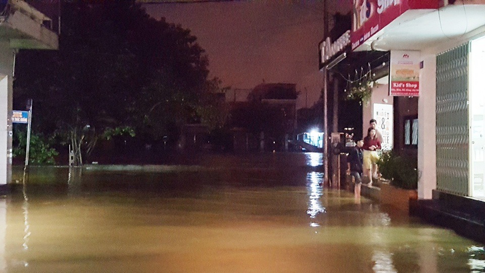 Ngày mai, HS-SV Huế sẽ tiếp tục nghỉ học nếu lũ vẫn lớn - 5 Nước đã ngập vào nhiều nhà dân ở khu trung tâm TP Huế ở bờ bắc sông Hương