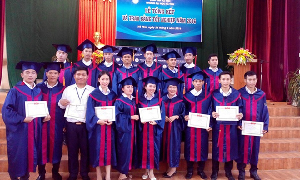 Từ điển chuyên ngành Việt - Lào đầu tiên trong cả nước sắp được xuất bản - 2 Một tốp sinh viên Lào nhận bằng tốt nghiệp tại Đại học Hà Tĩnh.