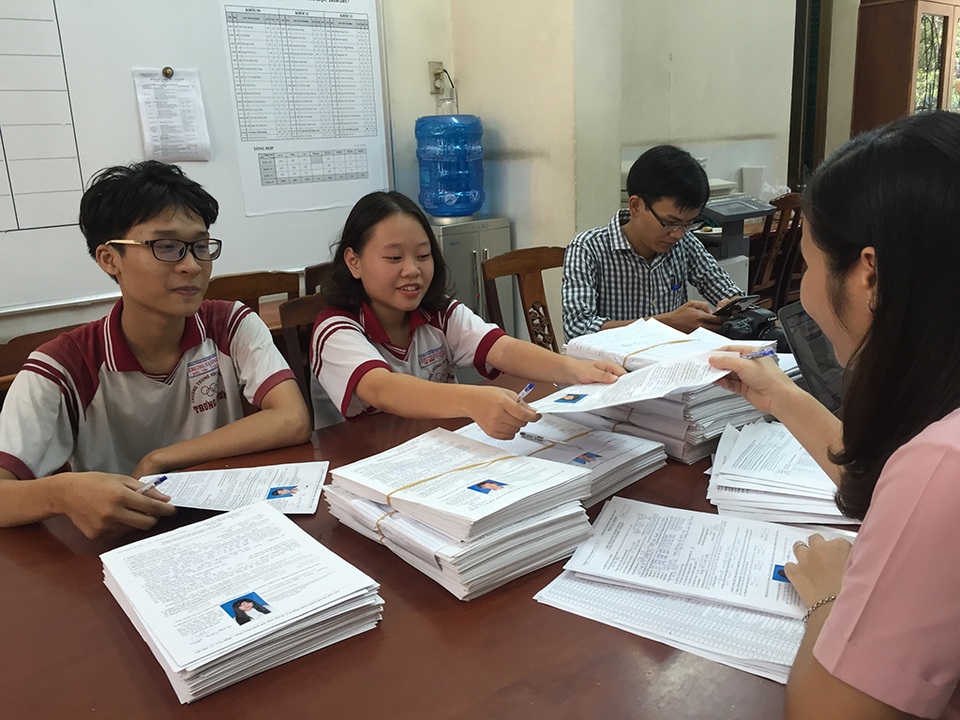 Đăng ký thi THPT quốc gia 2017: Khoa học xã hội khởi sắc - 2 Học sinh lớp 12 trường THPT Trưng Vương hoàn thành khâu nộp hồ sơ