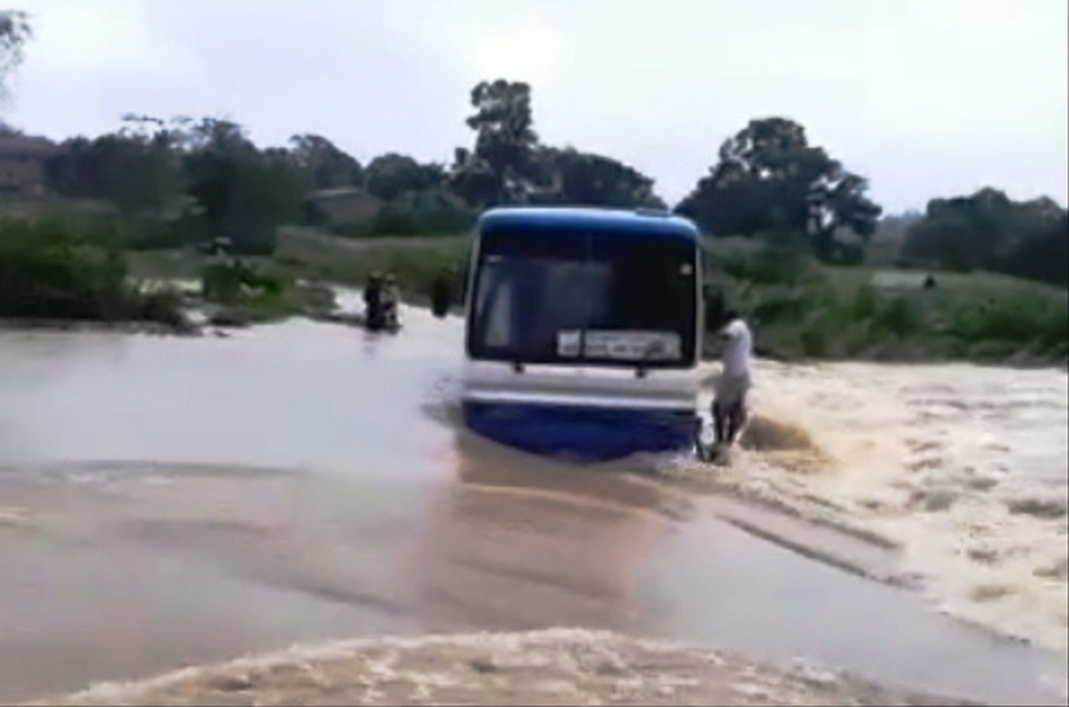 Dùng dây thừng giải cứu 47 học sinh mắc kẹt giữa dòng lũ - 1 Chiếc xe ô tô chở 47 học sinh bất ngờ chết máy giữa đập Hoán Dài