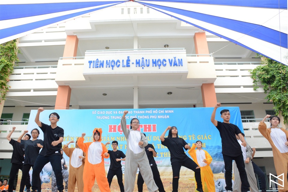 Học sinh hào hứng nhảy flashmob tuyên truyền bảo vệ tê giác - 1 Học sinh trường THPT Phú Nhuận thi nhảy flashmob nhằm tuyên truyền bảo vệ tê giác