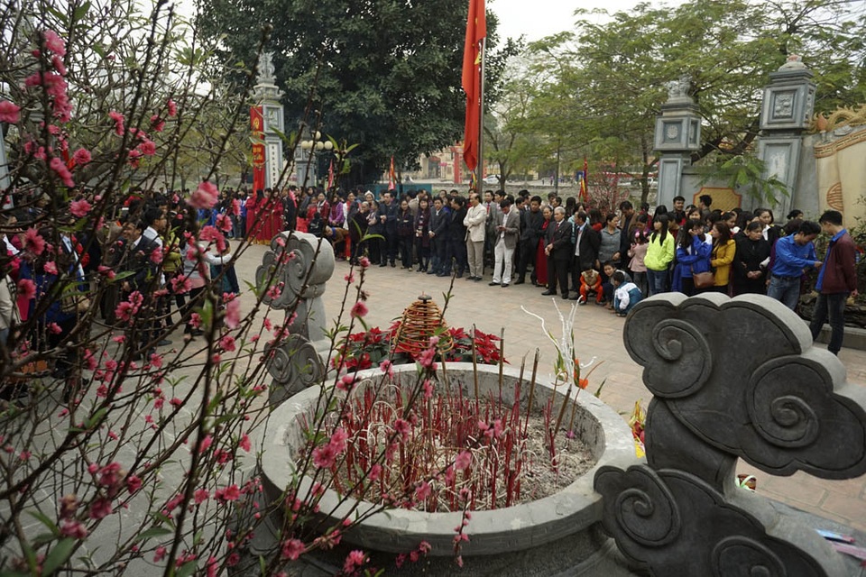 Nhân lên nét đẹp phong tục khai bút đầu xuân - 1
Lễ Khai Bút xuân được tổ chức hàng năm vào ngày mùng 5 Tết tại đình thờ Chu Văn An (1292–1370) thuộc xã Thanh Liệt, huyện Thanh Trì – Hà Nội, đây chính là nơi ông sinh ra. (Ảnh : Hữu Nghị)