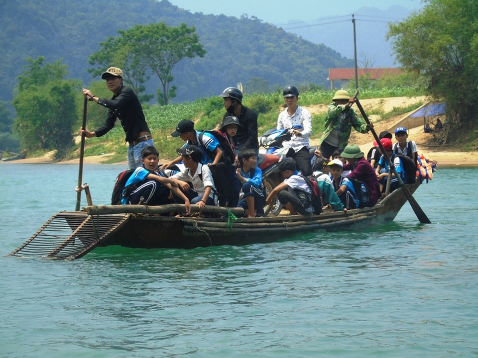 Đánh cược tính mạng vượt sông... tìm con chữ - 1 Mỗi ngày, người dân và hàng chục học sinh tại thôn Trằm Mé phải qua sông trên chiếc đò gỗ