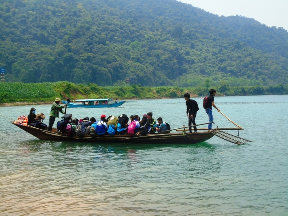 Đánh cược tính mạng vượt sông... tìm con chữ - 2 Những mối hiểm nguy luôn rình rập khi các em thường không mặc áo phao cũng như không có phương tiện cứu hộ