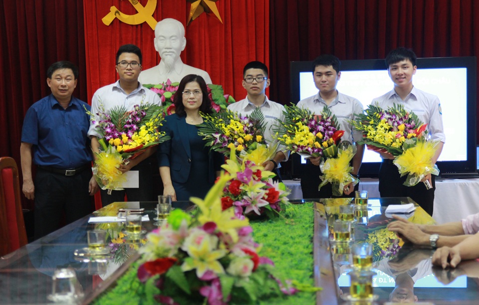 Lãnh đạo Sở GD&ĐT Nghệ An gặp mặt các học sinh tham gia thi Olympic quốc tế các môn Toán, Hóa học, Vật lý năm 2017