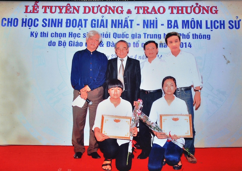 THPT Hậu Lộc I - ngôi trường với hơn 50 năm xây dựng và phát triển - 5 Em Đỗ Thị Thắm và Trương Huệ Nhi, hai học sinh trường THPT Hậu Lộc I đạt giải Ba - học sinh giỏi Quốc gia môn Lịch Sử năm 2014 (hàng đầu).