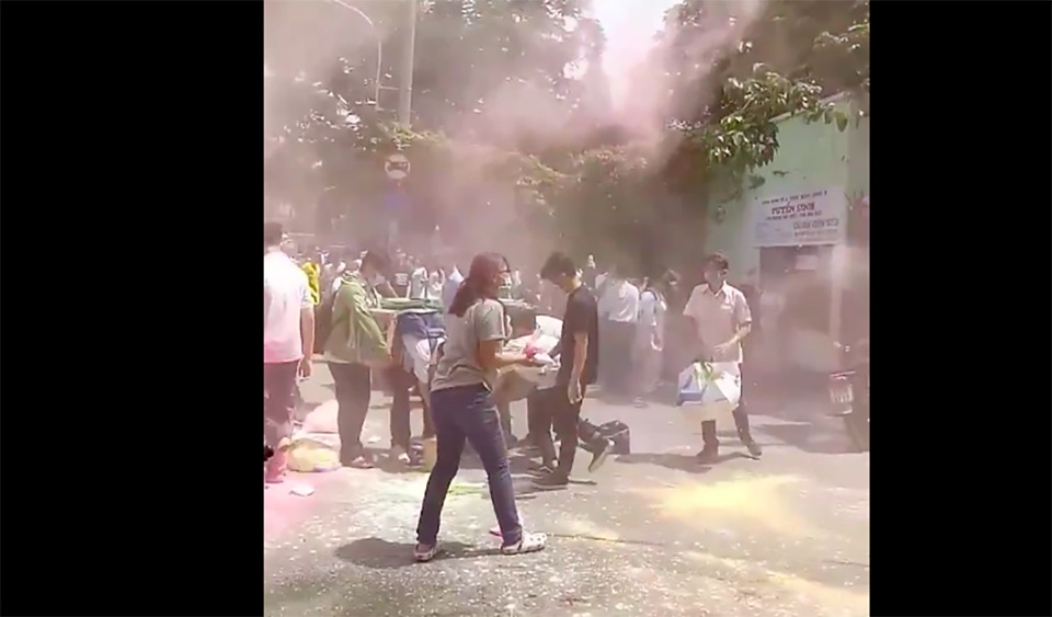 Xôn xao clip học sinh tung bột màu vào trường để... chia tay tuổi học trò - 2 Màn chia tay trường bằng cách tung bột màu vào trường của học sinh trường THPT Nguyễn Khuyến (quận 10) (ảnh cắt từ clip)