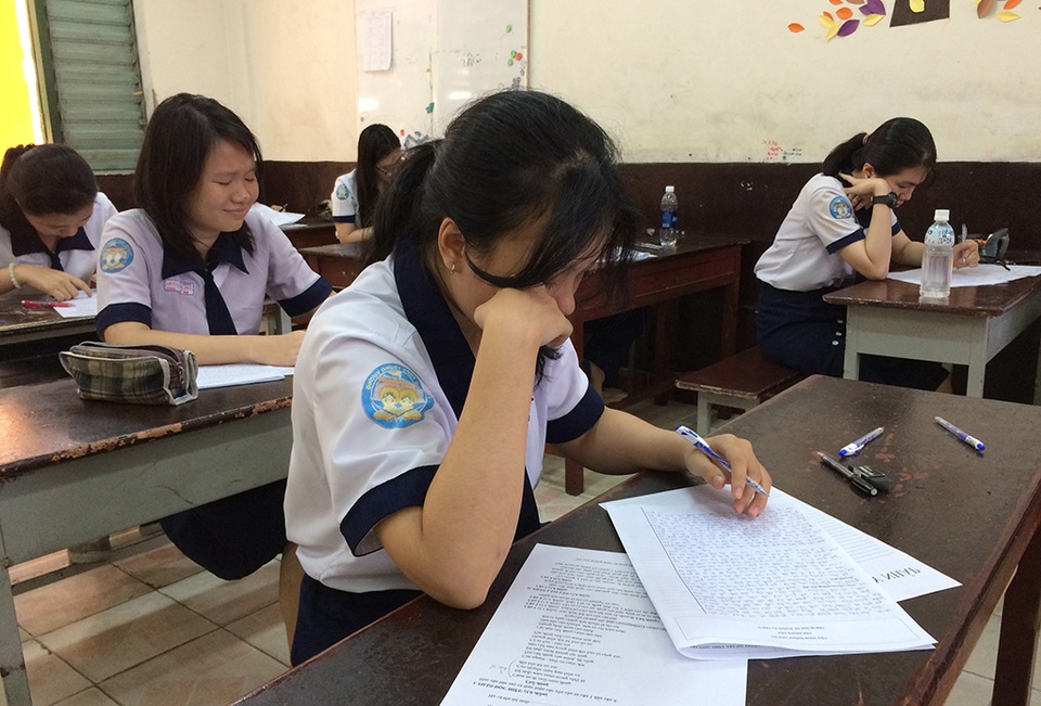 TPHCM: Học sinh làm kiểm tra tập dượt trước kỳ thi THPT quốc gia - 1 Học sinh trường THPT Trưng Vương làm bài thi thử môn Ngữ văn sáng nay