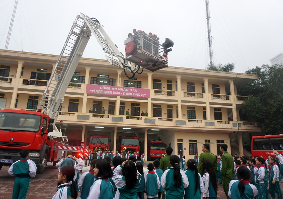 Trang bị kỹ năng thoát hiểm khi có cháy cho học sinh tiểu học - 9 ... và được đưa ra khỏi đám cháy bằng xe thang.