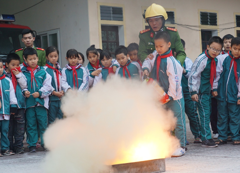 Trang bị kỹ năng thoát hiểm khi có cháy cho học sinh tiểu học - 6 Và trực tiếp thực hành thao tác chữa cháy dưới sự giám sát, hướng dẫn của cán bộ PCCC.
