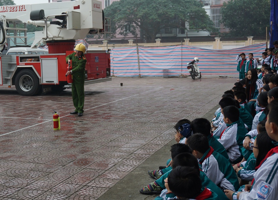 Trang bị kỹ năng thoát hiểm khi có cháy cho học sinh tiểu học - 4 Cán bộ Phòng PCCC số 1 hướng dẫn các em học sinh cách sử dụng bình cứu hỏa cá nhân...