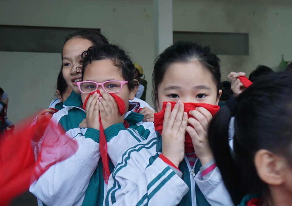 Trang bị kỹ năng thoát hiểm khi có cháy cho học sinh tiểu học - 3 Trong trường hợp có xảy ra cháy, các em có thể tự bảo vệ mình với 1 chiếc khăn quàng đỏ.