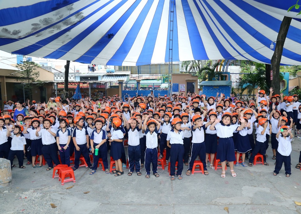 TNGT - một trong những nguyên nhân gây tử vong hàng đầu ở trẻ em - 3 800 mũ bảo hiểm đạt chuẩn được trao cho các em học sin trường Tiểu học Trần Văn Ơn