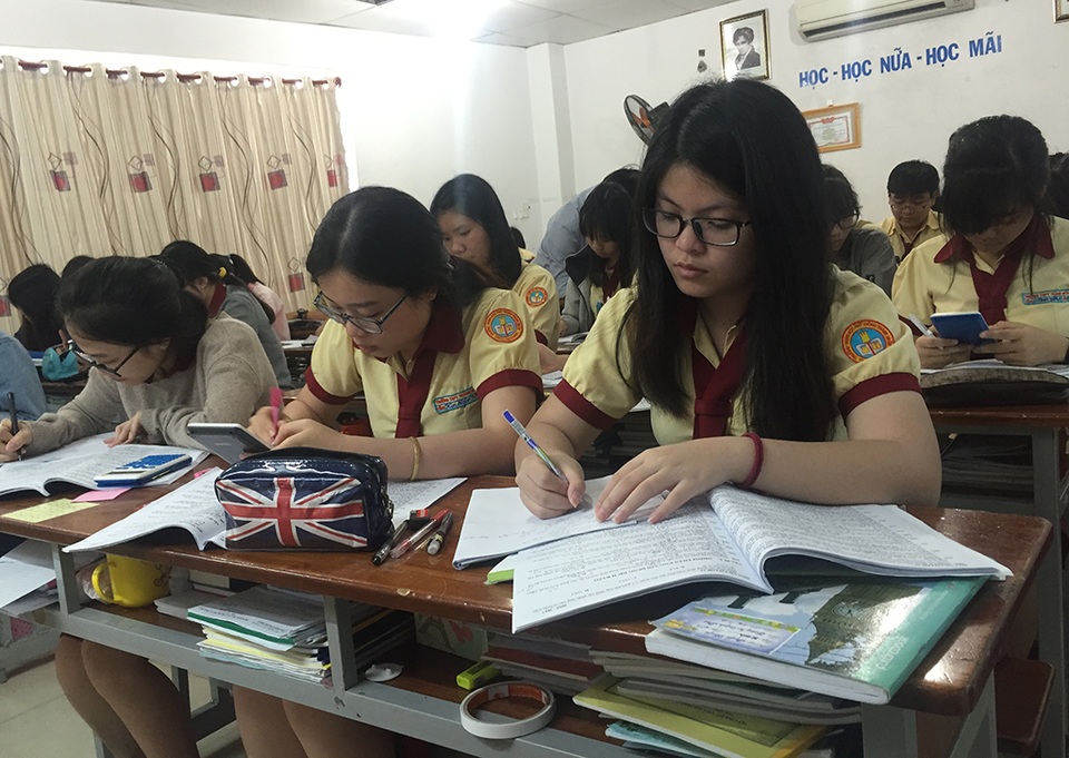 Đề tham khảo thi THPT quốc gia 2017 phân hóa rõ rệt - 1 Học sinh THPT tại TPHCM chạy nước rút ôn tập trước kỳ thi THPT quốc gia 2017 đã cận kề