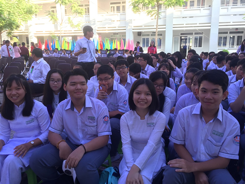 Phó Thủ tướng Trương Hòa Bình tặng mũ bảo hiểm cho học sinh nhân lễ khai giảng - 2 Các học sinh của trường háo hức cho biết 3 năm dự khai giảng luôn là khoảnh khác mà các em cảm thấy hồi hộp xen lẫn niềm vui, niềm hi vọng