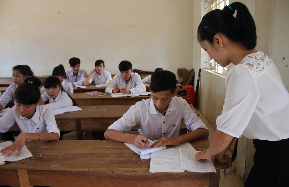 Bố trí việc làm cho sinh viên cử tuyển: Khi cung đã vượt xa cầu - 3 Sắp tới, chỉ những học sinh có học lực loại khá trở lên ở trường THPT mới thuộc diện cử đi học đại học (trong ảnh là học sinh Trường THPT Tương Dương trong một giờ học).