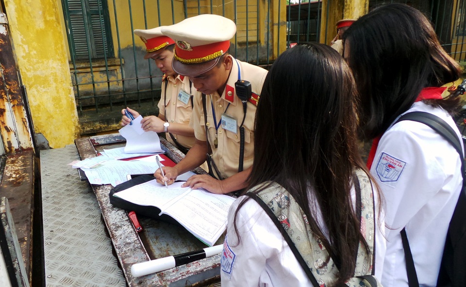 Đối với các trường hợp đủ tuổi để điều khiển các phương tiện tham gia giao thông, CSGT kiên quyết xử lý.