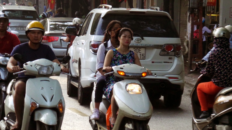 Nhiều phụ huynh quên cả mũ của mình và của con.