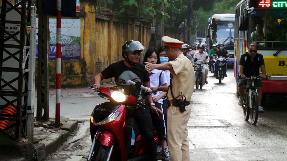 Một trường hợp chở 2 học sinh không đội mũ bảo hiểm.