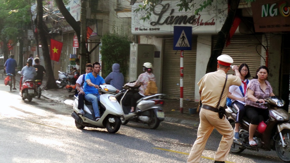 Tình trạng phụ huynh chở con cái vi phạm giao thông vào sáng sớm khá phổ biến.