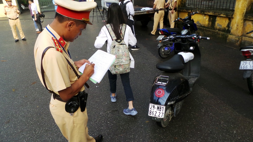 Ngoài việc xử phạt hành chính, các tổ công tác sẽ ghi lại thông tin về học sinh cũng như phương tiện để thông báo tới gia đình và nhà trường, phối hợp tuyên truyền, giáo dục.