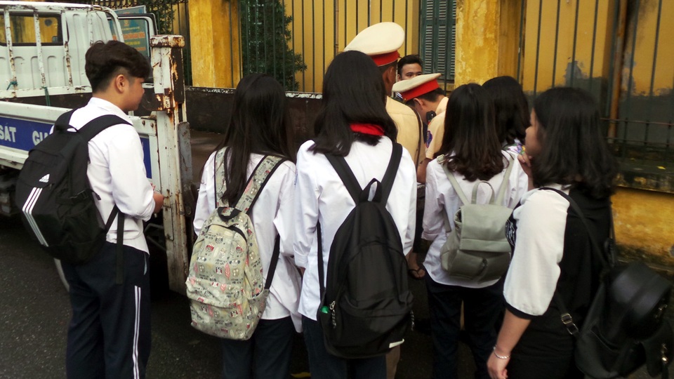 Chốt trực tại các nút giao thông gần trường học, lực lượng CSGT bắt không xuể số học sinh vi phạm.