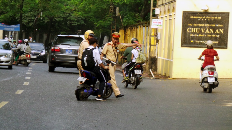 Những ngày trước thềm năm học mới, tình trạng học sinh vi phạm giao thông có chiều hướng gia tăng.