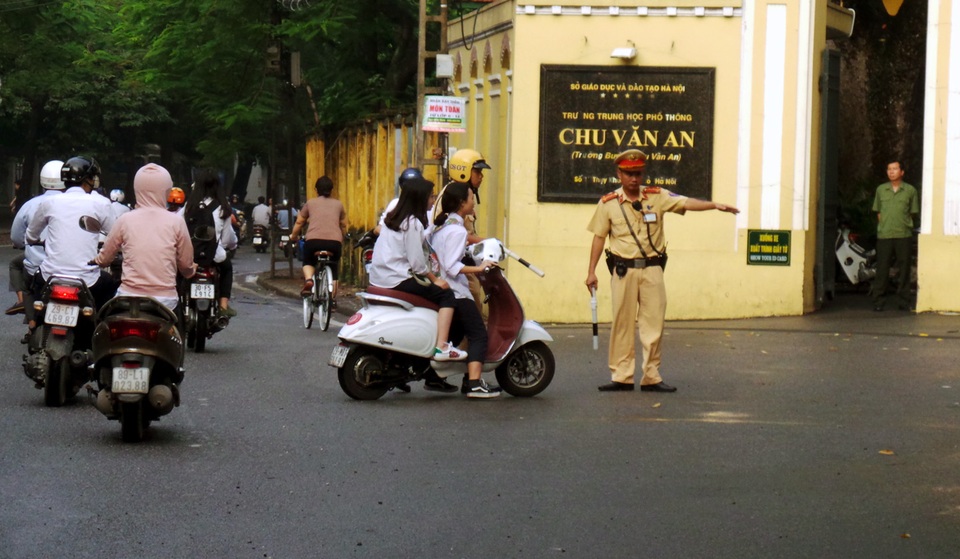 Lực lượng CSGT Hà Nội tăng cường xử lý nhằm chấn chỉnh việc chấp hành luật giao thông trong học sinh.