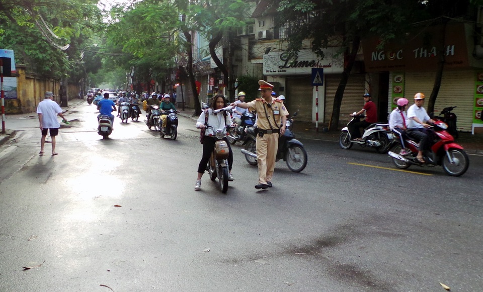 Theo quy định, tất cả các trường hợp điều khiển xe máy điện, xe đạp điện đều phải đội mũ bảo hiểm khi tham gia giao thông.