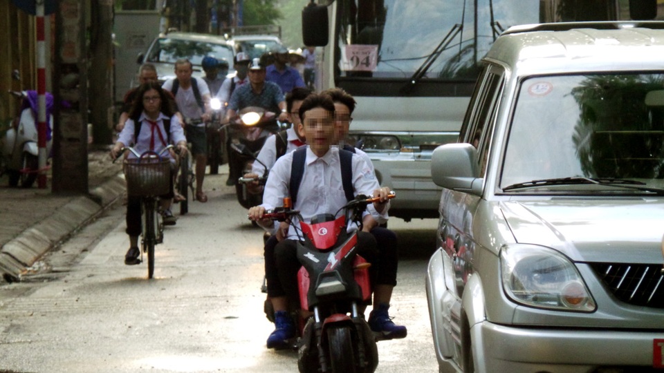 Phần nhiều học sinh vi phạm điều khiển xe đạp điện, xe máy điện không đội mũ bảo hiểm.