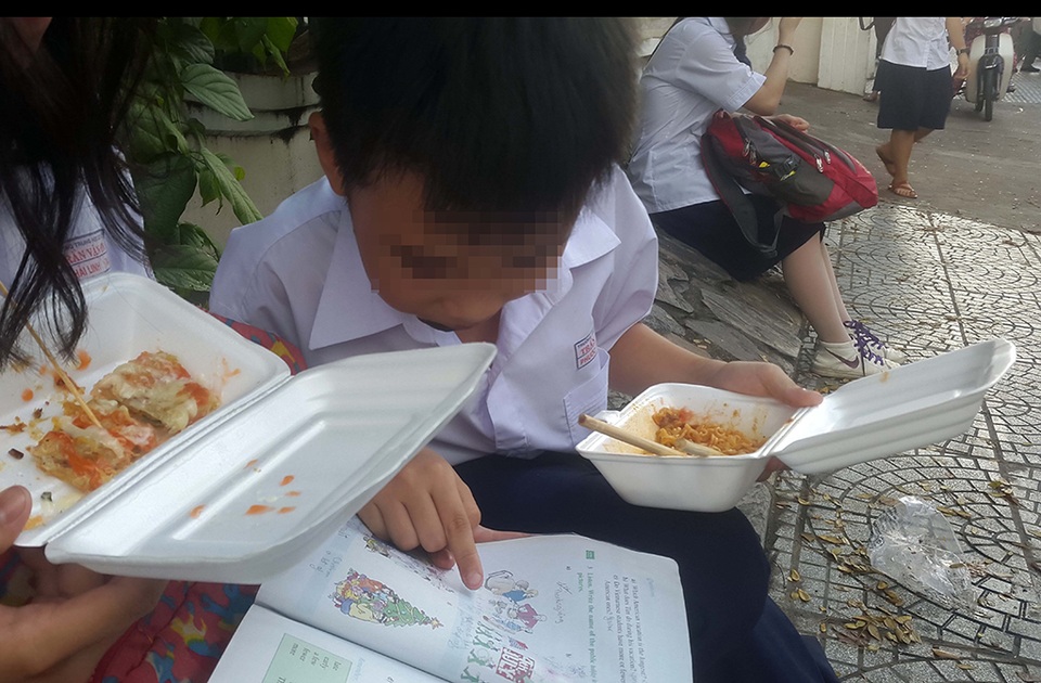 Ai đang tước đoạt giờ chơi của trẻ? - 2 Trẻ đang bị tước đoạt giờ chơi bởi áp lực học tập