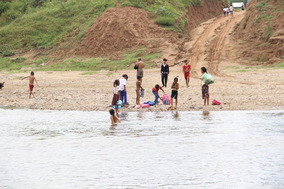 Nhói lòng trước cảnh học sinh vùng cao vượt sông tìm chữ - 3 Khó khăn nhất là về mùa mưa lũ, các em buộc phải ở lại nhà người thân vì không thể qua sông