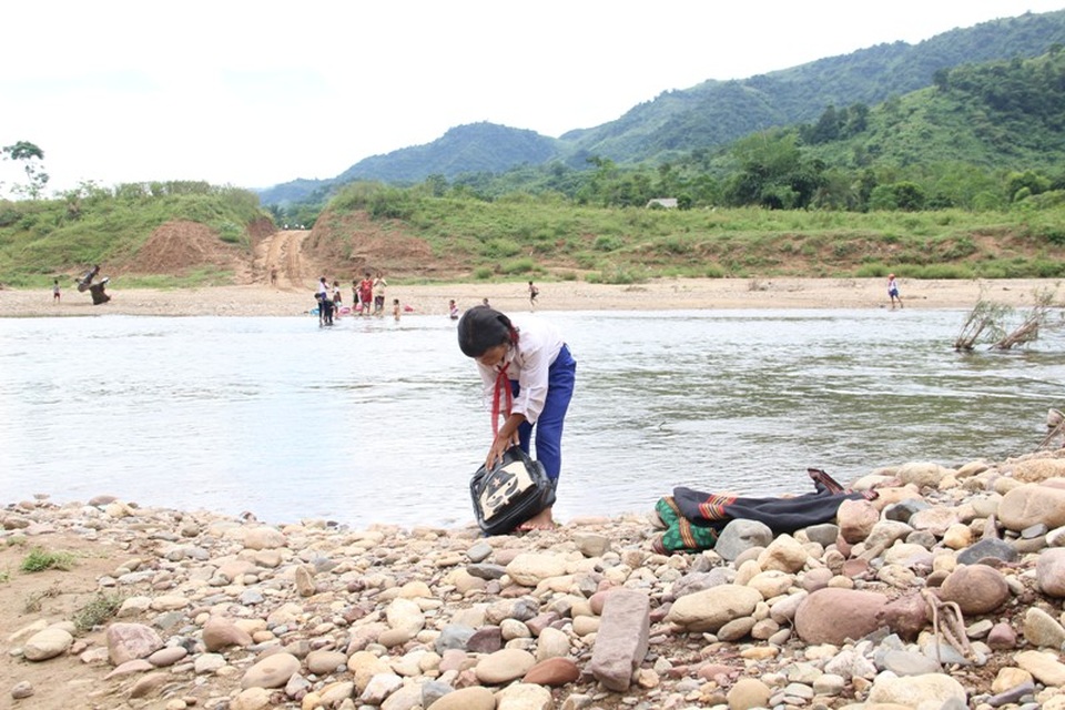 Nhói lòng trước cảnh học sinh vùng cao vượt sông tìm chữ - 2 Ngày ngày các em học sinh phải lội qua sông để đến trường học chữ