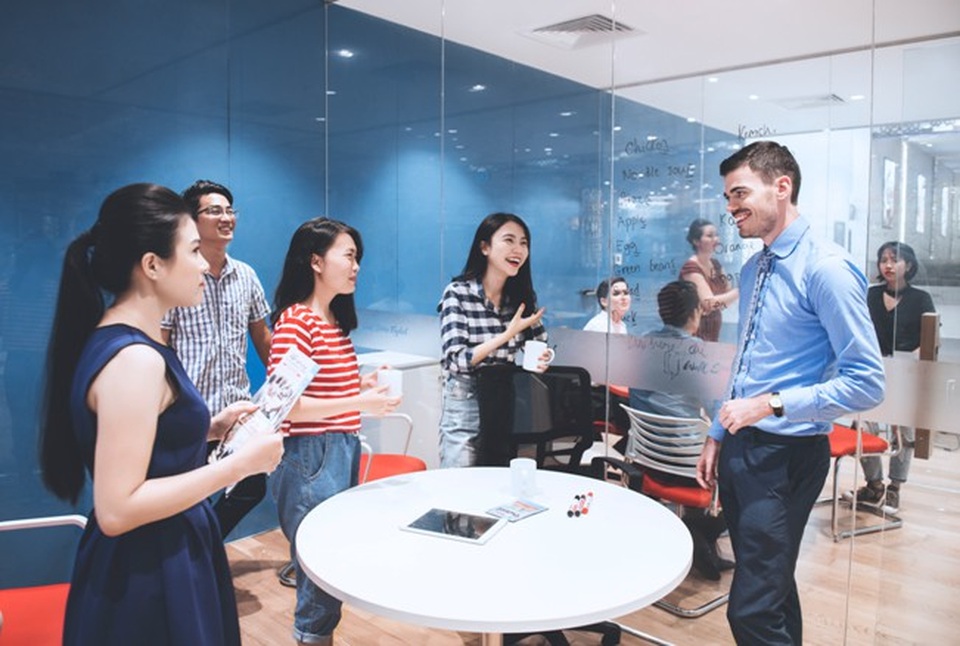 Làm gì khi nản học tiếng Anh? - 2 Môi trường học sử dụng hoàn toàn tiếng Anh, để kích thích kĩ năng và phản xạ giao tiếp.