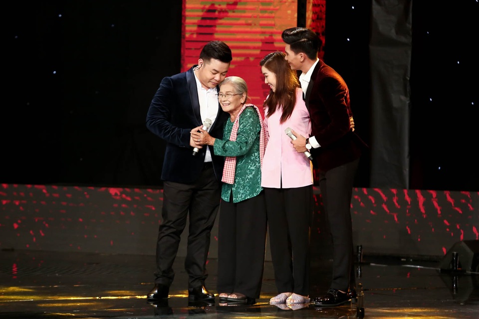 Á quân duy nhất được ví “Thần tượng Bolero 2017” lên tiếng về kết quả - 2 Với hai phần biểu diễn xuất sắc, Ngọc Sơn là thí sinh duy nhất trong Top 4 được cả 3 giám khảo còn lại đứng dậy vỗ tay khen ngợi.