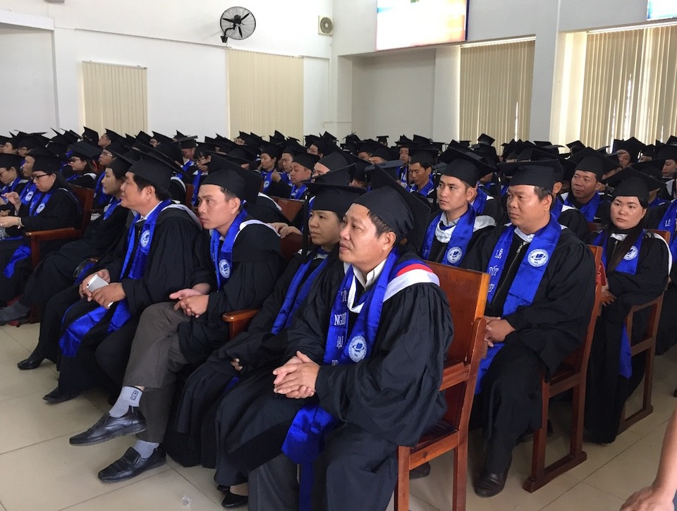 Học viên 68 tuổi có 8 bằng đại học - 1 Các học viên trong lễ trao bằng tốt nghiệp hệ đào tạo từ xa và vừa học vừa làm tại trường ĐH Mở TP.HCM sáng nay