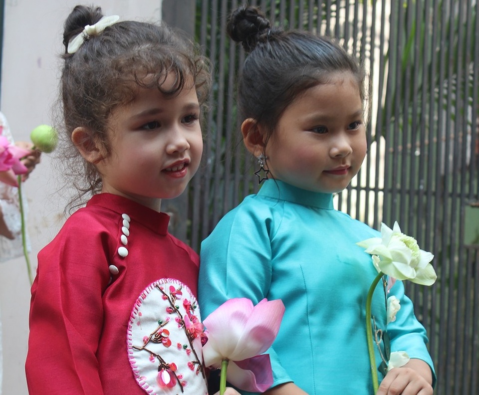 Mọi dân tộc, màu da hoàn toàn có thể giao tiếp, hợp tác với nhau mà không cần phải đổi tên (Ảnh minh họa: Hoài Nam)