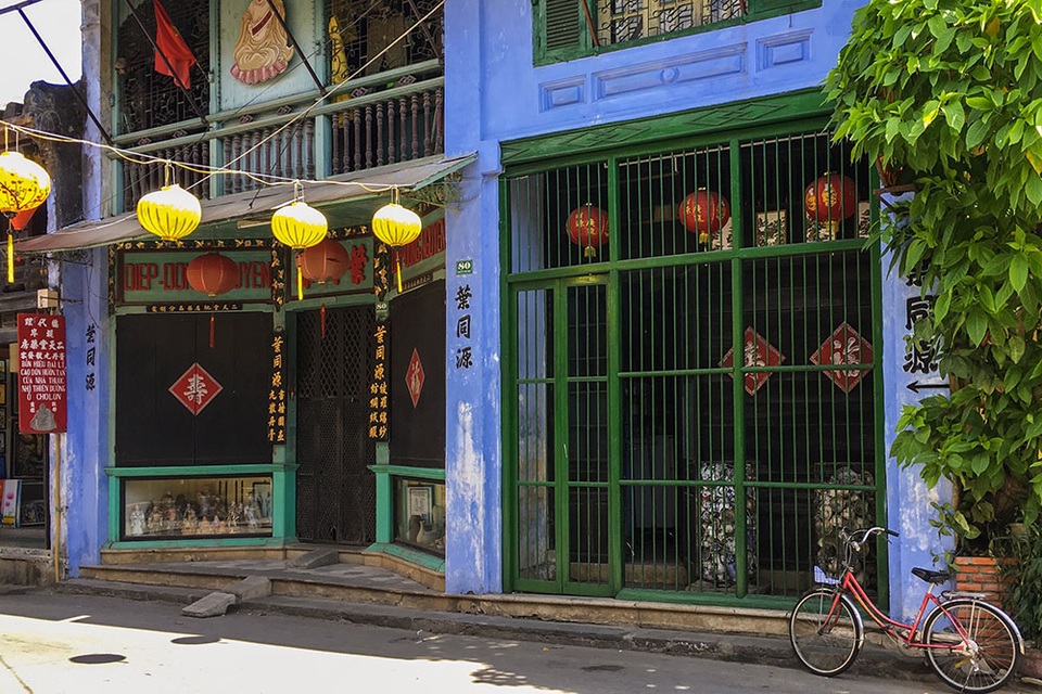 Những nếp nhà ở Hội An treo nhiều đèn lồng