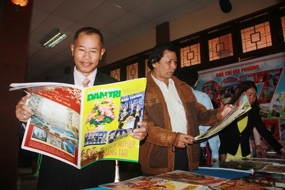 Độc giả thích thú cầm trên tay các ấn phẩm báo chí