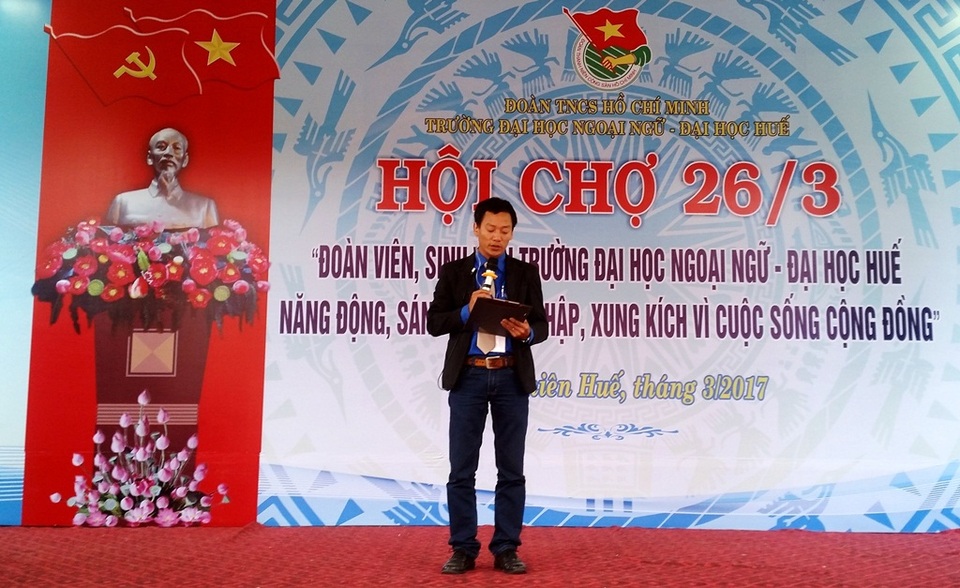 Sinh viên làm hội chợ 26/3 nhằm giúp đỡ huyện vùng cao - 1 Th.s. Bùi Hữu Hùng, Bí thư Đoàn trường Đại học Ngoại ngữ Huế phát biểu khai mạc tại Hội chợ 26/3