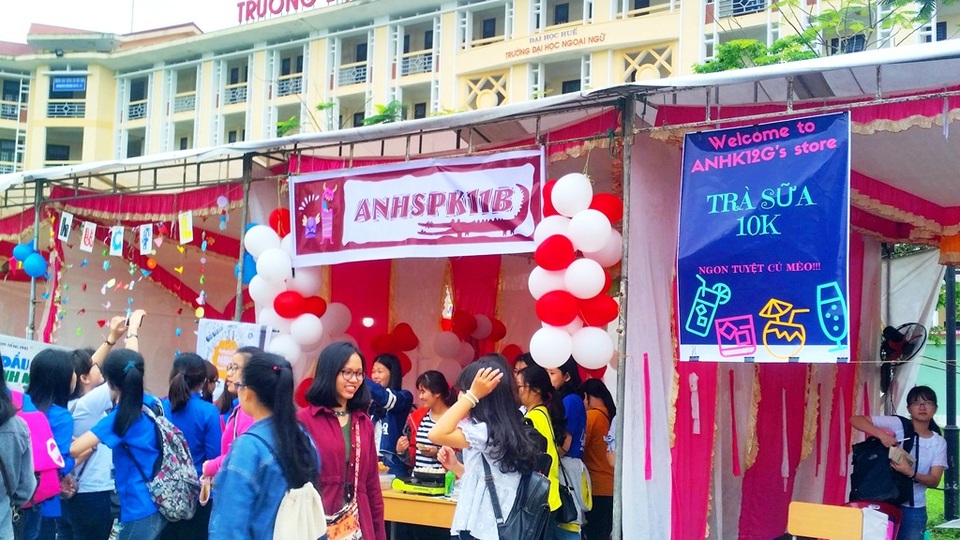 Sinh viên làm hội chợ 26/3 nhằm giúp đỡ huyện vùng cao - 4 Các gian hàng tại Hội chợ 26/3 trường Đại học Ngoại ngữ Huế rất đa dạng và nhiều màu sắc