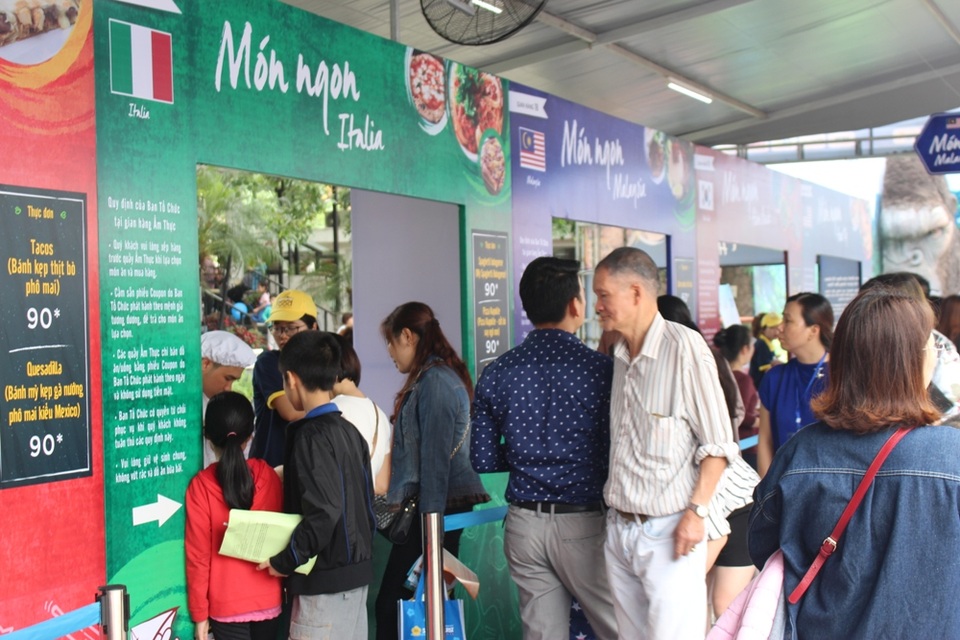 Món ăn đường phố các nước lần đầu quy tụ tại Hà Nội - 11 Liên hoan ẩm thực đường phố sẽ quy tụ các món ngon của nhiều quốc gia như: Thái Lan, Malaysia, Nhật, Hàn Quốc, Ý,… hứa hẹn có thể thỏa mãn sở thích của bất cứ ai.