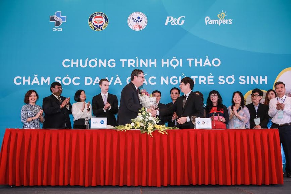 
Lễ ký kết Bản ghi nhớ hợp tác liên tục trong khoản thời gian từ 2017 - 2020 về chăm sóc Sản – Nhi giữa Trung tâm Tư vấn &amp; Dịch vụ Điều Dưỡng Hỗ trợ Cộng đồng (CNCS) thuộc Hội Điều Dưỡng Việt Nam (VNA) và nhãn hàng Pampers thuộc Công ty P&amp;G Việt Nam
