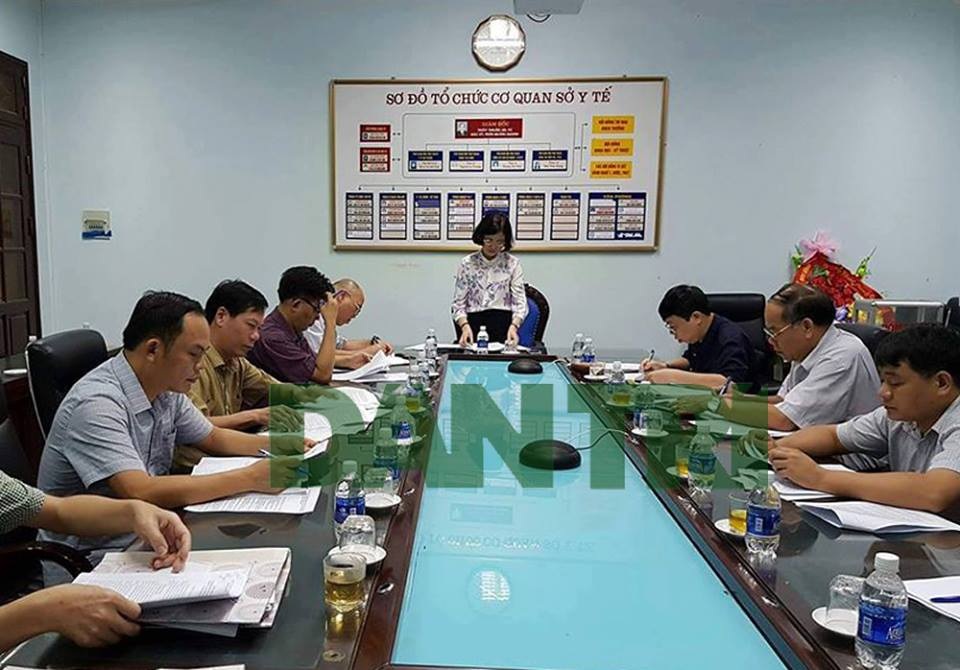 Hội đồng xét kỷ luật Giám đốc bệnh viện vụ chạy thận: 100% đồng ý cách chức - 1
bà Bùi Thu Hằng, - Phó giám đốc Sở Y tế - Chủ tịch Hội đồng (người đứng)