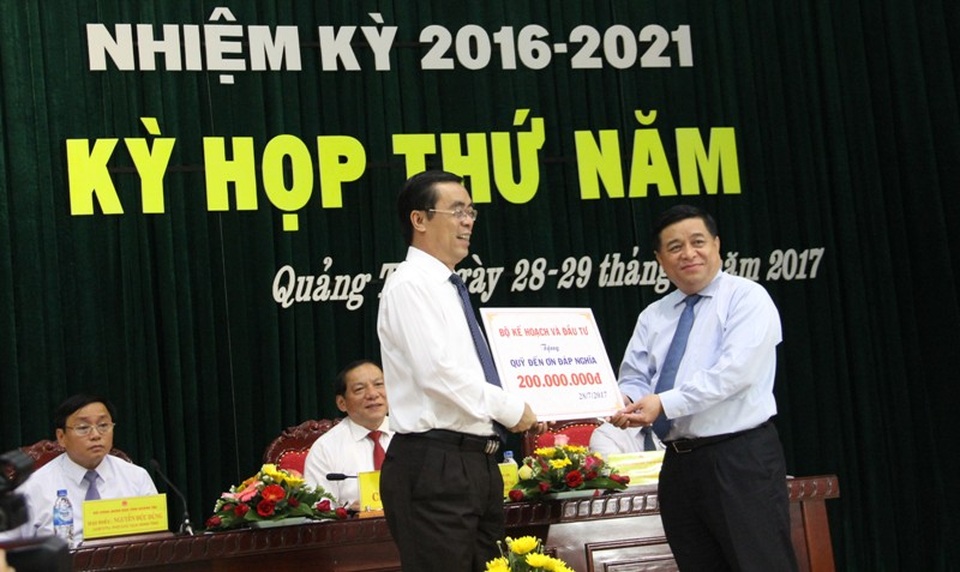 “Trung ương sẽ hỗ trợ Quảng Trị bứt phá vươn lên” - 3 Bộ trưởng Bộ KH-ĐT tặng quà cho Qũy đền ơn đáp nghĩa tỉnh Quảng Trị