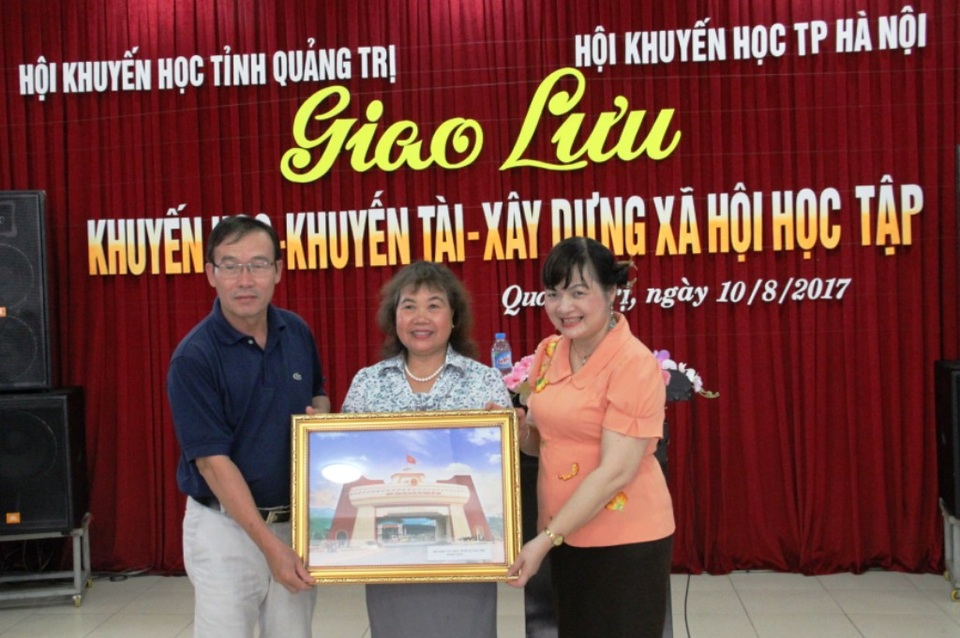 Hội Khuyến học Quảng Trị và TP Hà Nội trao đổi kinh nghiệm trong hoạt động khuyến học, khuyến tài - 2 Lãnh đạo HKH Quảng Trị tặng quà lưu niệm cho HKH Hà Nội