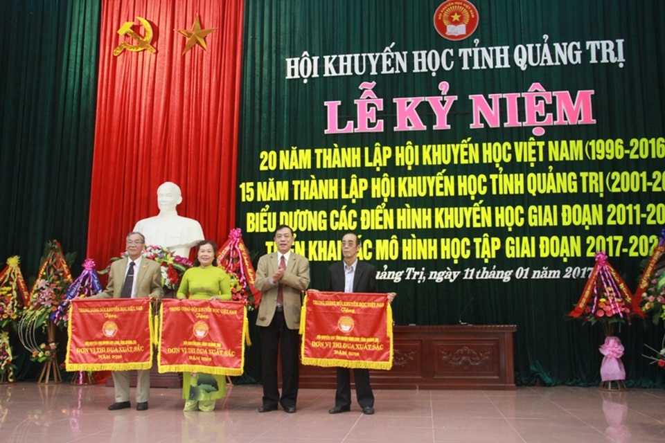 Hội Khuyến học tỉnh Quảng Trị: 15 năm, huy động gần 260 tỷ đồng - 1 Ông Mai Thức, Phó Chủ tịch UBND tỉnh Quảng Trị tặng Cờ thi đua xuất sắc của Trung ương Hội Khuyến học Việt Nam cho các đơn vị.